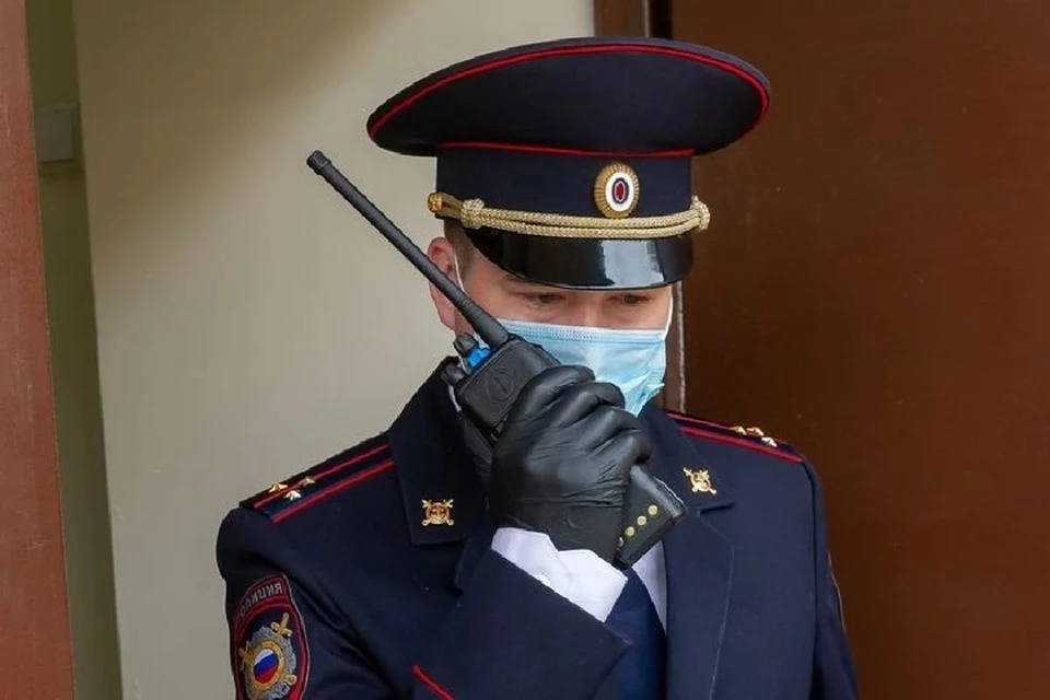 Очевидцы заодно вызвали полицейских.