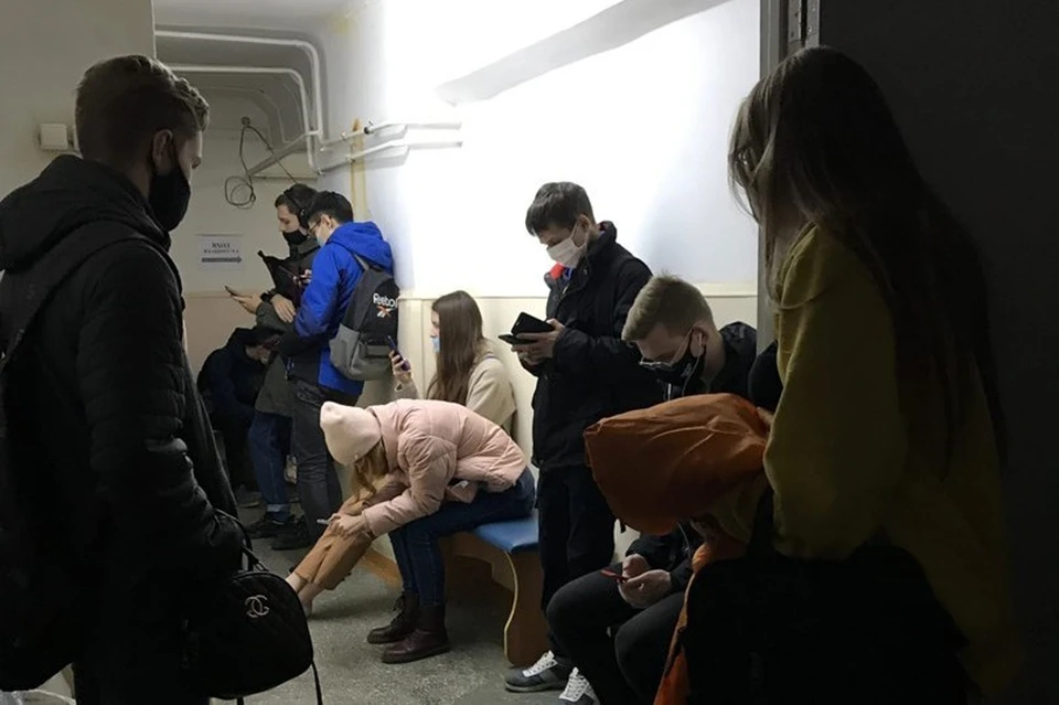 Жители Челябинской области могут часами сидеть в очереди, чтобы попасть на прием к врачу