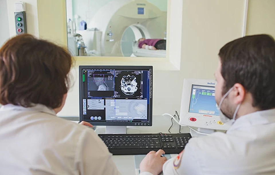 При средне-тяжелом и тяжелом течении болезни компьютерный томограф действительно нужен.