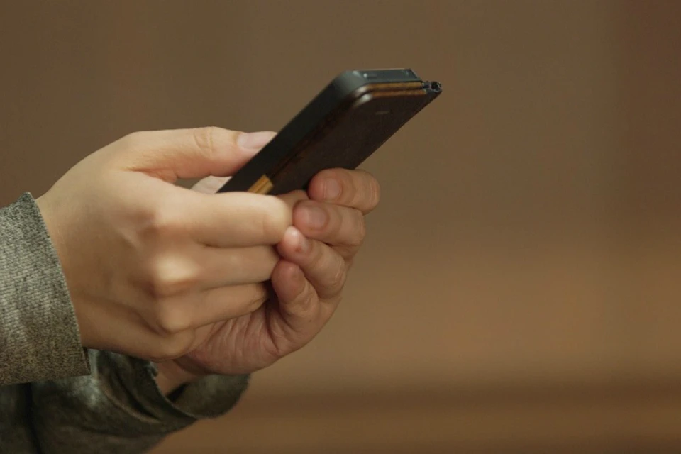 Зависимость от телефона. Телефонный вирус. Smartphone. Кража телефона. Напасть на телефоне.