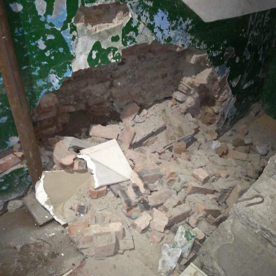 Огромный кусок кирпичной кладки вывалился из стены.