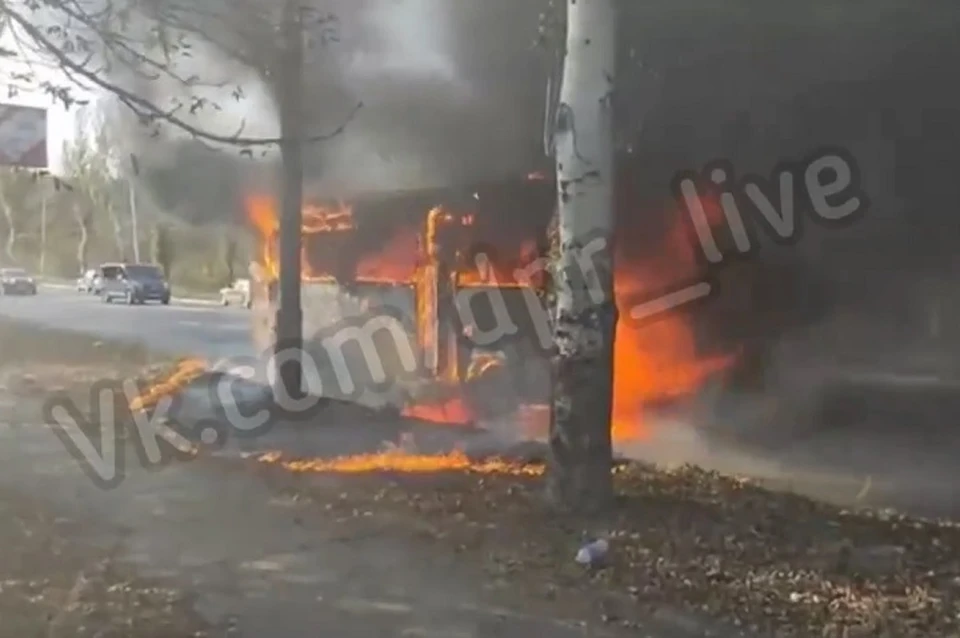 Автобус выгорел дотла. Фото: скриншот видео vk.com/dpr_live