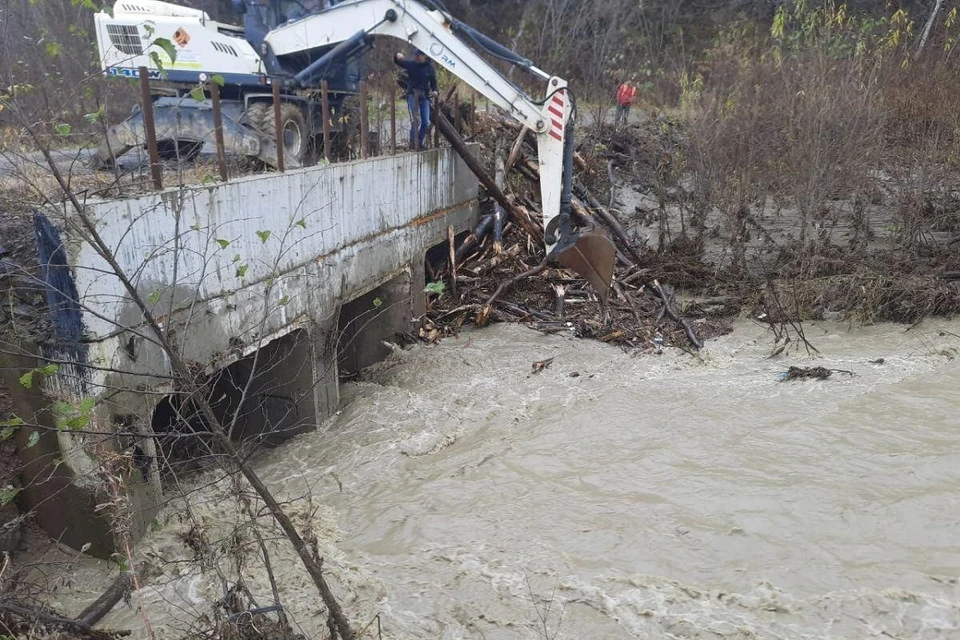 Затор на реке Владимировке едва не разрушил автомобильный мост