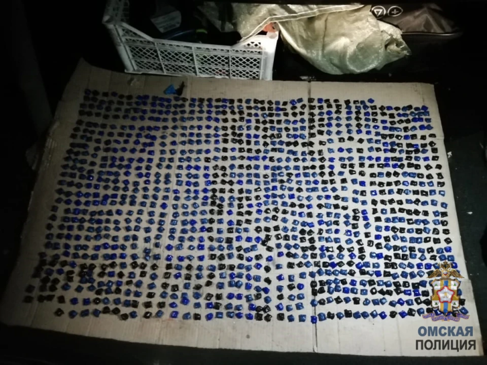 Из оптового тайника достали 1150 пакетиков с наркотиками.