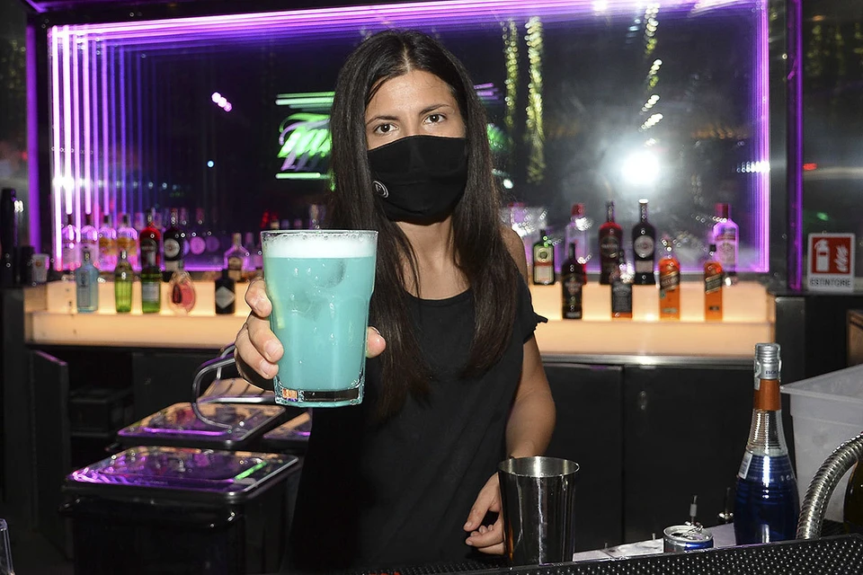 В Москве пока не собираются закрывать ночные бары и клубы из-за коронавируса. Фото: ANDREA FASANI/EPA/ТАСС