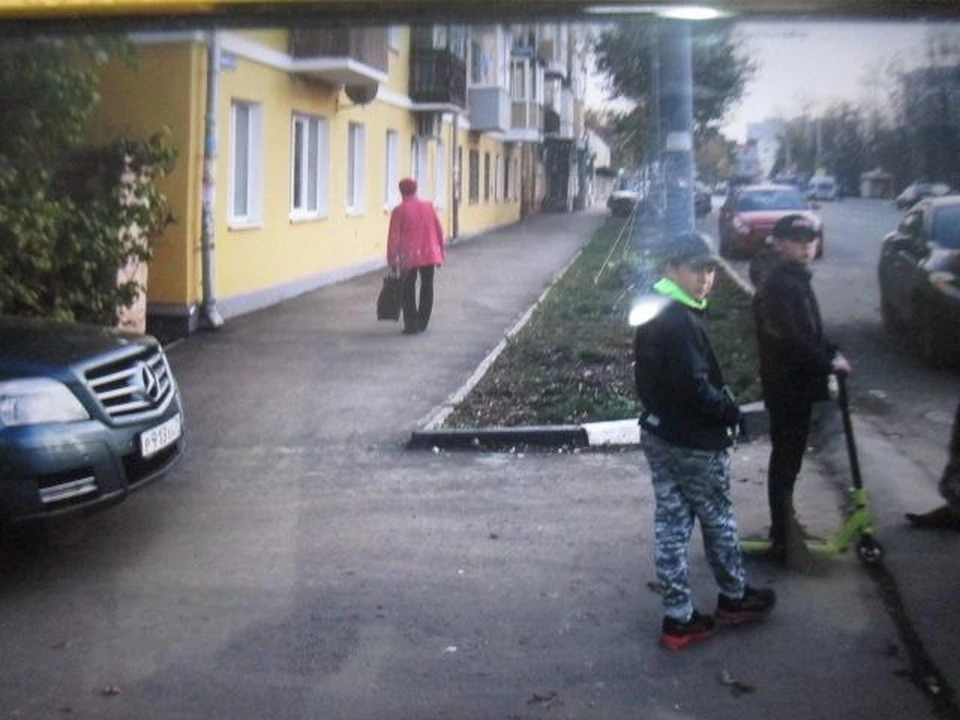В Туле на улице Болдина водитель автомобиля Merсedes-Benz сбил мальчика на самокате