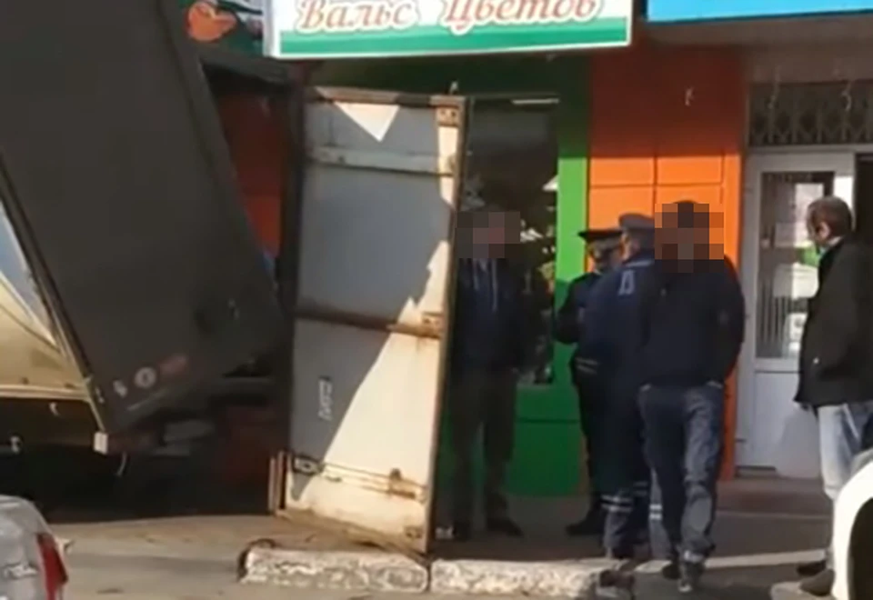 Фургон протаранил цветочный магазин Фото: vk.com/"Подслушано у водителей. Тверь"/Yulia Kruzhkina