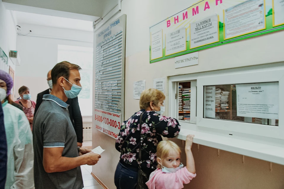 В поликлиниках такой картины уже не увидишь: медосмотры - остановлены, без масок - нельзя. Фото: правительство Амурской области