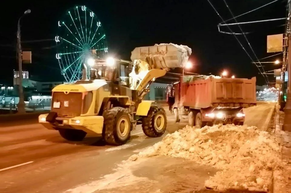 За прошедшую ночь вывезли больше двух тысяч кубов снега Фото: пресс-служба администрации Челябинска
