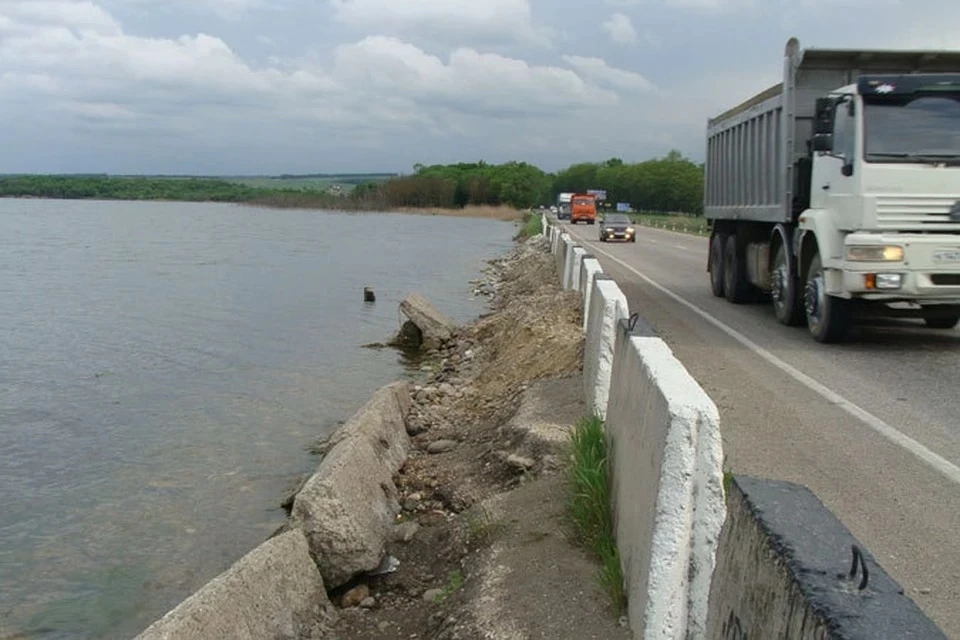 Вода в озере не просто соленая, а рассол (рапа). В ней присутствует поваренная соль, но преобладают сульфаты натрия и магния (глауберова соль)