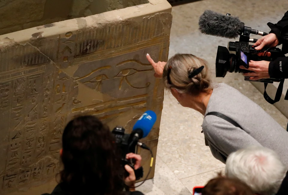 Директор Египетского музея Берлина демонстрирует журналистам повреждения экспонатов.