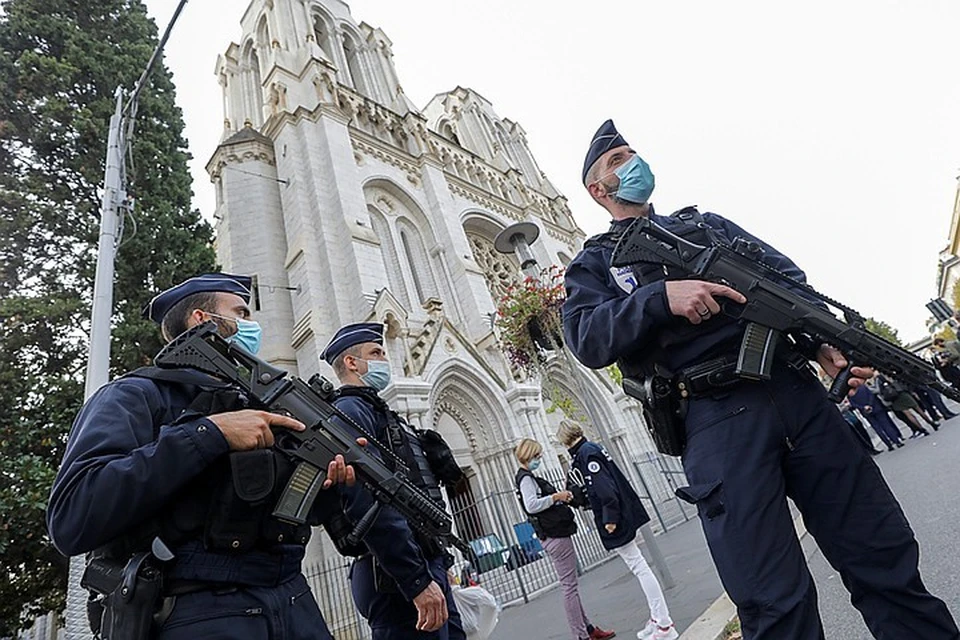 В результате нападения 21-летнего выходца из Туниса Брахима Ауссауи на прихожан храма Нотр-Дам утром 29 октября погибли три человека