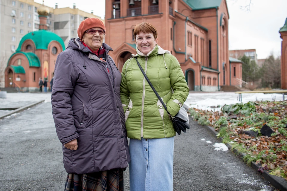 Зоя Большунова (слева) и Галина Лисова много лет работают сурдопереводчиками. Сегодня у них - профессиональный праздник.