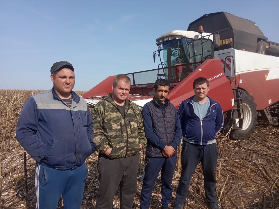 Бригада механизаторов завершила уборку кукурузы.