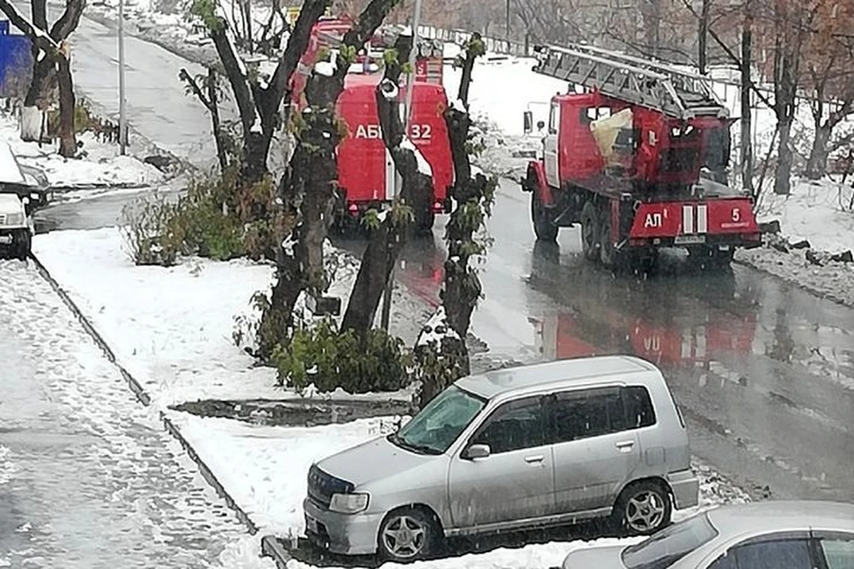 Пожарные обнаружили пострадавшего в погребе. Фото: «Инцидент Новосибирск».