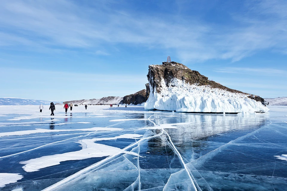 Чуть позже, в феврале, стартуют чартерные рейсы в Бурятию — на Байкал. Дело в том, что именно к этому времени Байкал покрывается прочным прозрачным льдом, и местные турфирмы предлагают массу активных развлечений на байкальском льду.