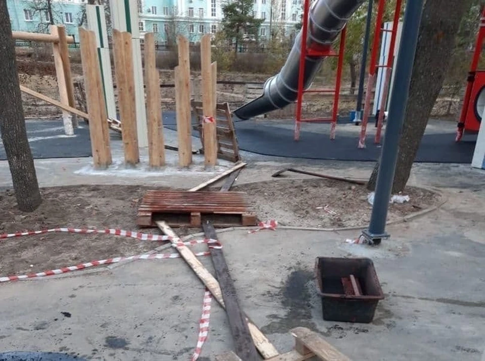 Вандалы повредили детскую площадку в центральном городском парке Дзержинска