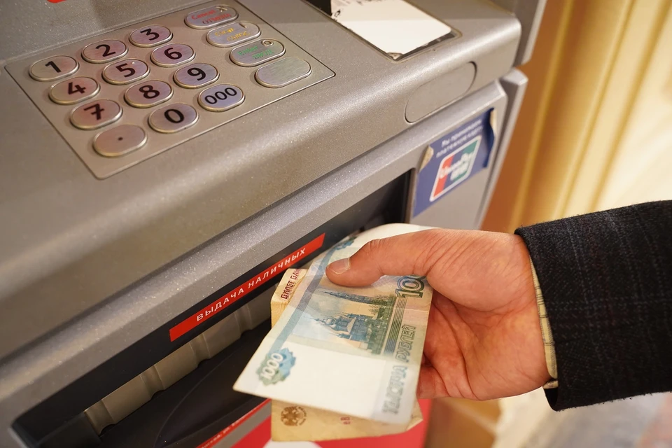 Управление МВД России по г. Екатеринбургу в очередной раз предупреждает граждан о том, что нельзя передавать или переводить свои денежные средства незнакомым лицам либо на неизвестные счета