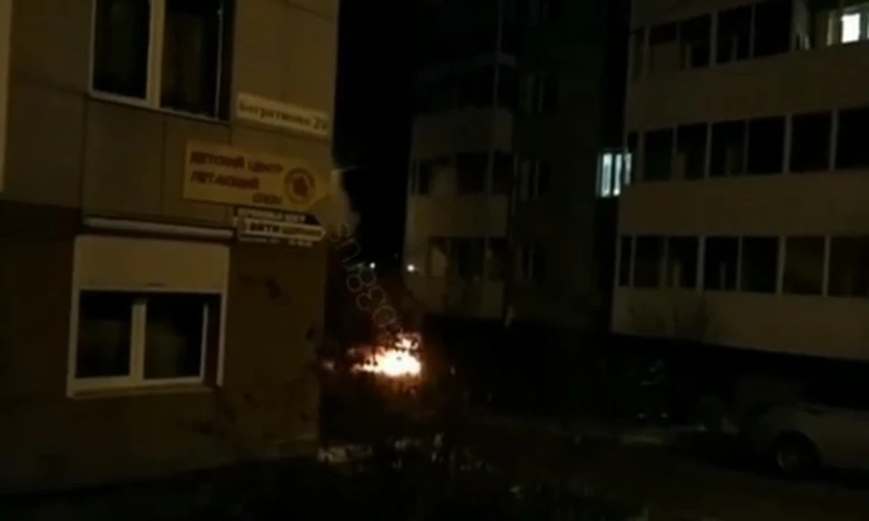 Две иномарки сгорели в ночь на 1 ноября в Иркутске. Фото: "ДТП 38RUS" в Instagram