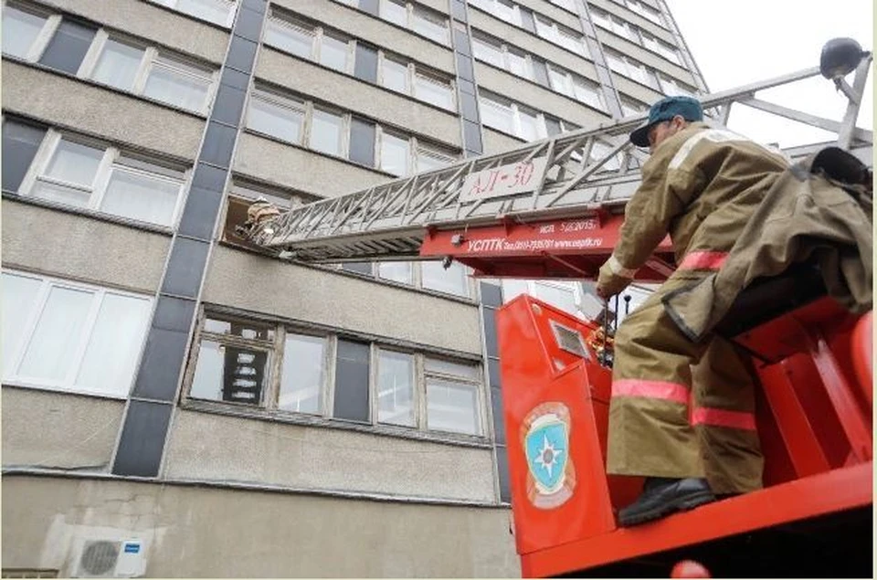 Двух омичей спасатели эвакуировали из горящего дома.