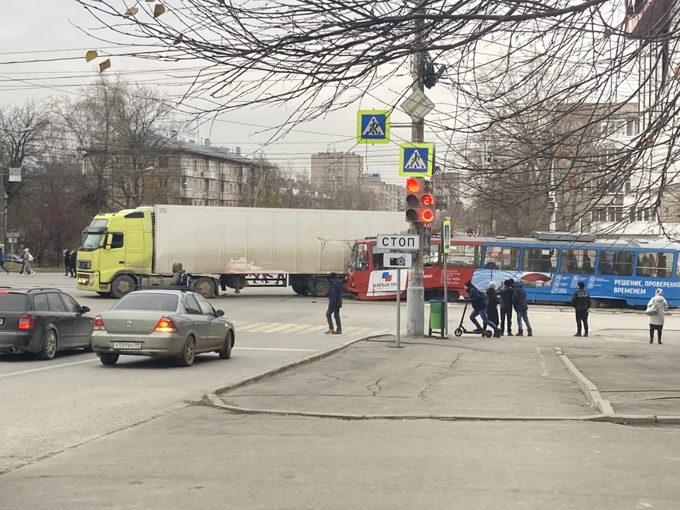 2 ноября фура снесла трамвай около Ижевского промышленного колледжа Фото: Михаил Воронов