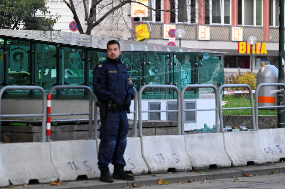 Полицейский у места теракта в центре столицы Австрии.