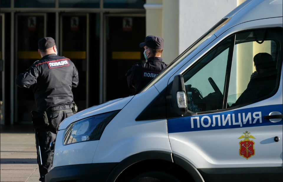 После совершения убийства злоумышленник по телефону рассказал о случившемся хозяйке квартиры, которая вызвала сотрудников полиции.
