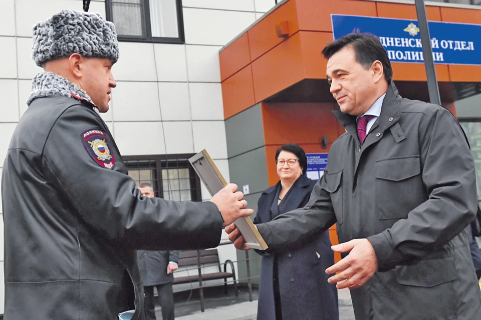 Губернатор поблагодарил сотрудников полиции за службу. Фото: Денис ТРУДНИКОВ