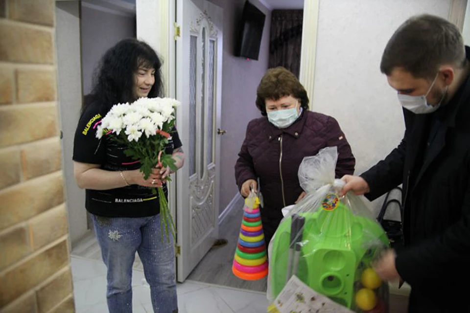 Поздравить многодетную семью приехали сотрудники Бежицкой райадминистрации.