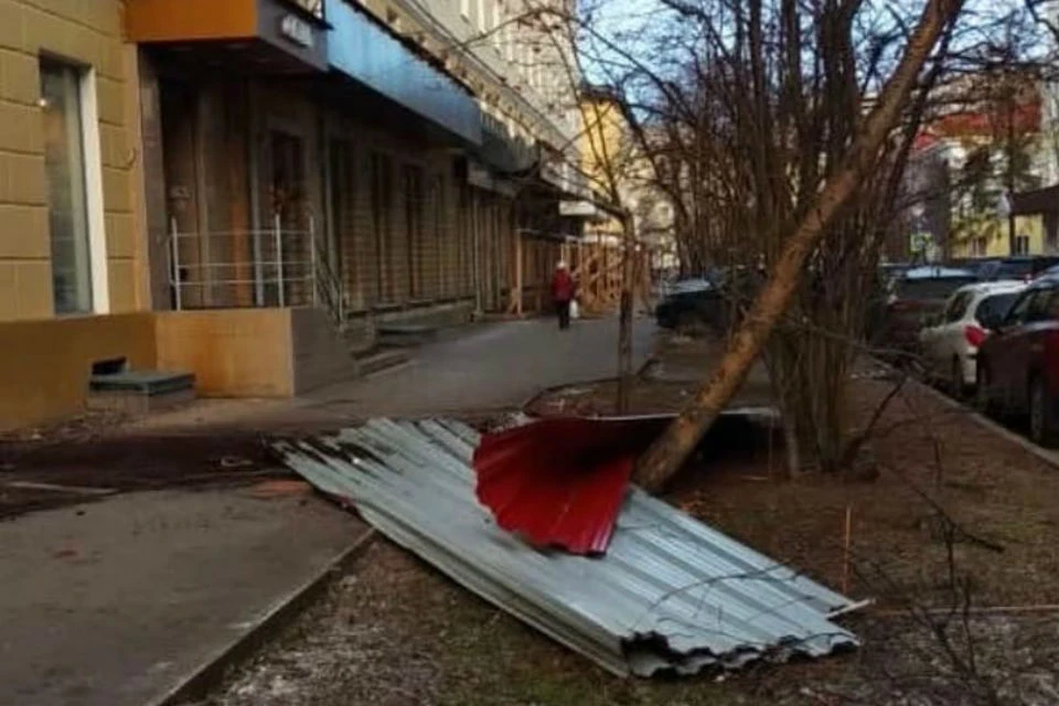 С крыши дома №14 на улице Самойловой на землю упали профильные листы. Фото: Юлия Михайлюк