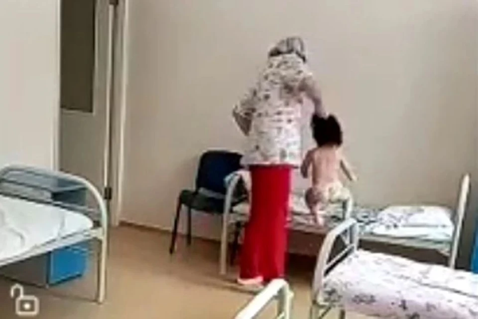 Медсестру, схватившую за волосы ребенка, уволили. Фото: стоп-кадр