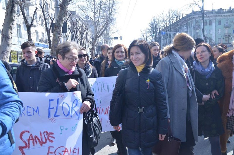 Майя Санду на шествии ЛГБТ два года назад: цветет и сияет.