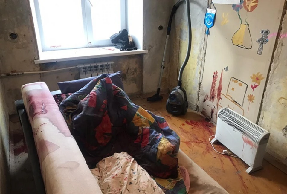 Стены квартиры сильно забрызганы кровью. Фото: СУ СКР по Свердловской области