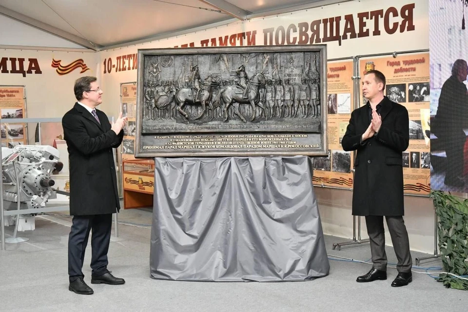 На панно изображены два героя Советского Союза. Фото: правительство Самарской области
