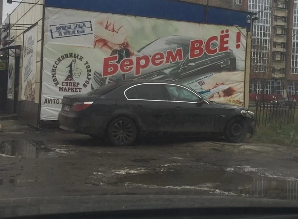 Угонщики бросили автомобиль, когда им надоело кататься.
