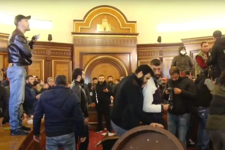 Протестующие ворвались в здание парламента в Ереване