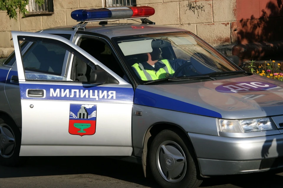 Водителя и пассажиров доставили в отдел