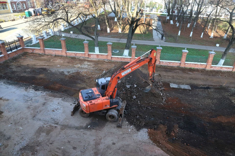 Рабочие приступили к благоустройству прихрамовой территории. Фото: спасскийсобор.рф