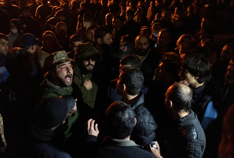 В Ереване начались задержания на митинге оппозиции