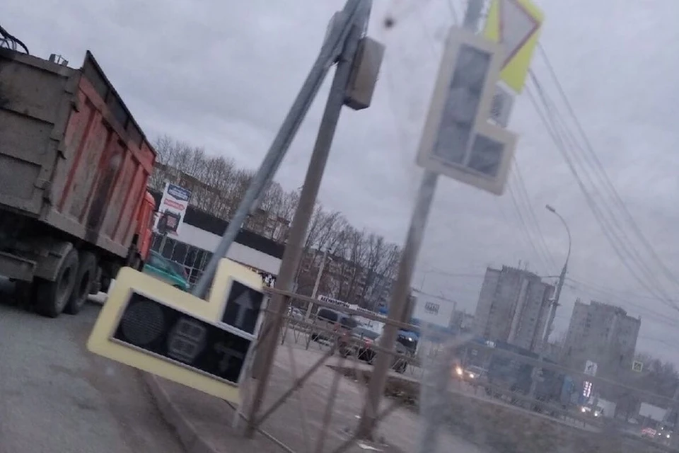 В Новосибирске сильный ветер сорвал светофоры. Фото: «АСТ-54»