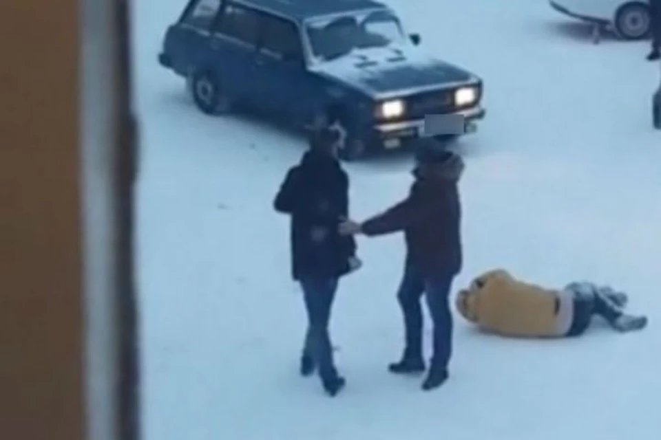 МВД: видео, как двое мужчин жестоко избивают жителя Усть-Илимска, оказалось фейком. Фото: соцсети