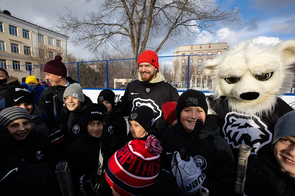 Евгений Кузнецов вместе с юными хоккеистами открыл новую хоккейную площадку неподалеку от своего родного дома на ЧТЗ.