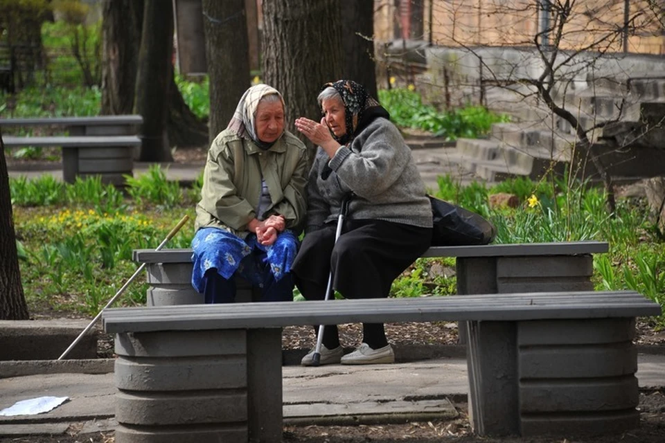 Пенсионеры из Донбасса удивляются, почему Европа до сих пор не наложила санкции на руководителей Украины