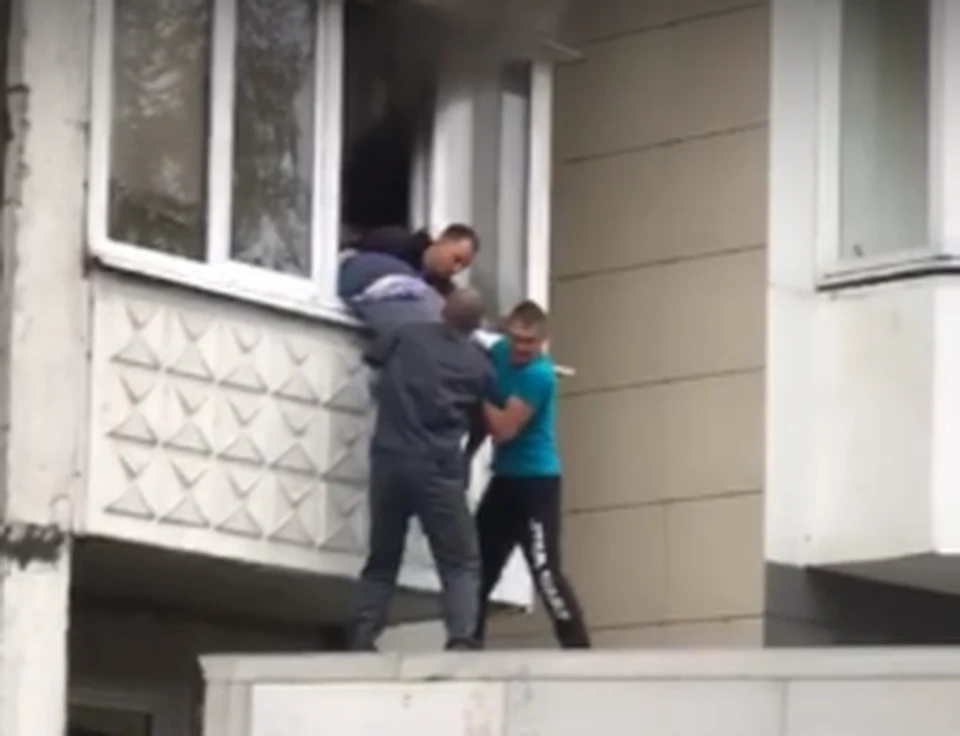 Прохожие помогли выбраться из горящей квартиры двум пенсионерам. Скриншот видео группы ВКонтакте БЭИ..