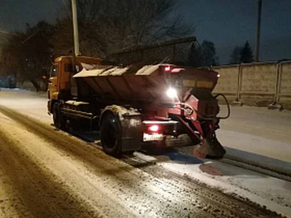 Уборка снега в ночное время в Барнауле