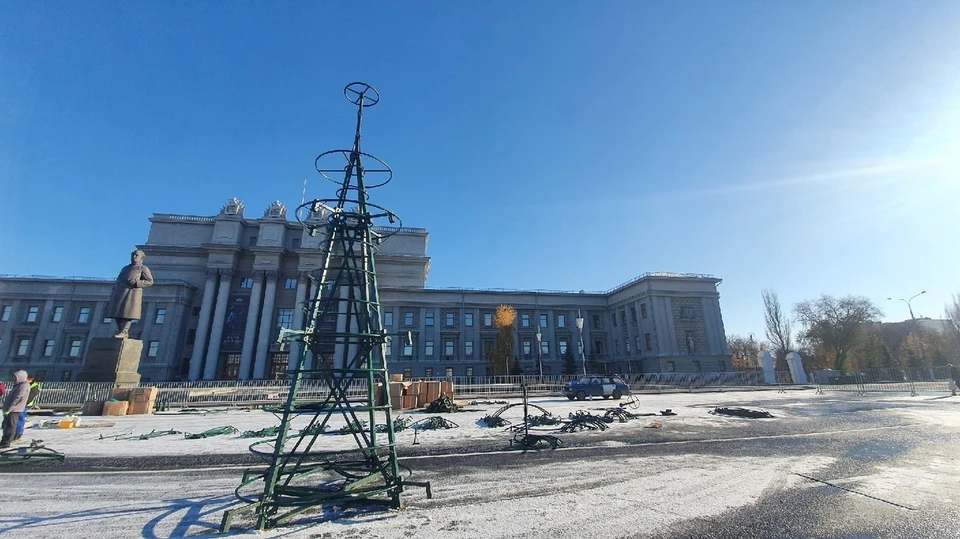 В Самаре начали собирать новогоднюю ель на площади Куйбышева