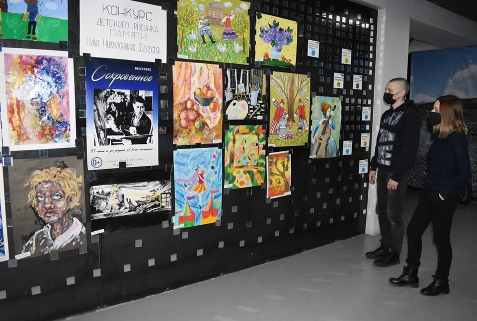 Выставка рисунков-дипломантов конкурса «Искусство и жизнь» открылась в Старом Осколе. Фото пресс-службы администрации Старооскольского городского округа