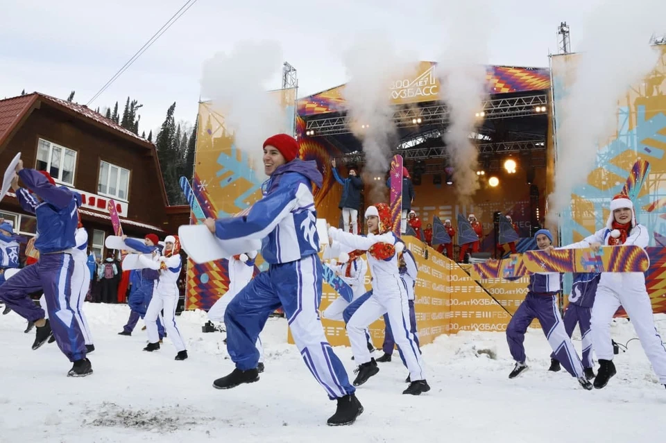 Для туристов, приехавших на открытие горнолыжного сезона в Шерегеше, подготовили насыщенную праздничную программу. Фото: пресс-служба АПК.