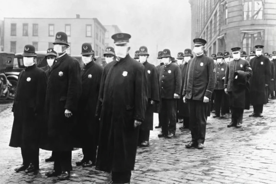 Полицейские в масках патрулируют на улице Сиетла. 1919 год. Фото: Wikimedia Commons
