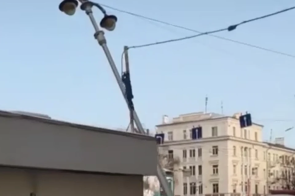 Падающий на машину столб в Кемерове удержали провода . Фото: Инцидент Кемерово/ vk.com